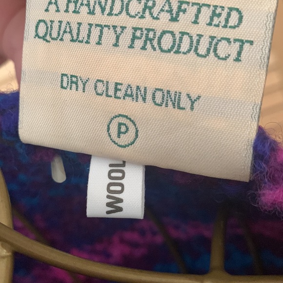 Exquisite Hand Made Wool Cape - Picture 5 of 5